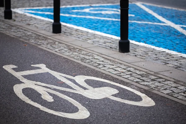 Horizontal markings on an asphalt cycle path