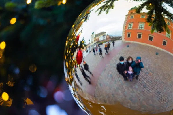 Familie Spiegelt Sich Der Weihnachtskugel Wider — Stockfoto