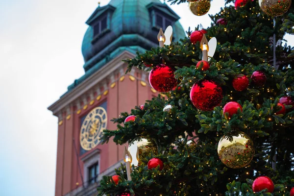 Riesige Weihnachtskugeln Vor Dem Hintergrund Des Burgturms — Stockfoto