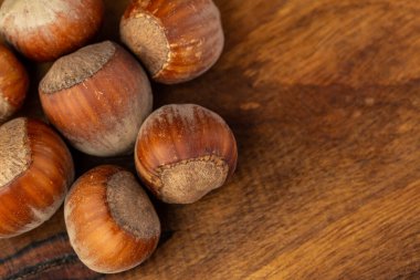 Tahtadaki fındık kompozisyonu