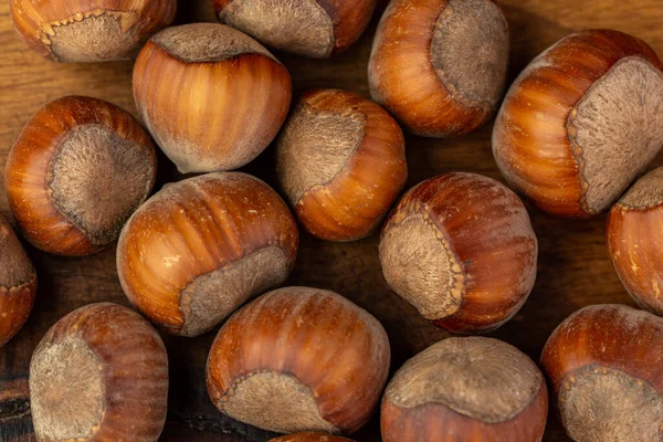 Zusammensetzung Von Haselnüssen Auf Einem Holzbrett — Stockfoto