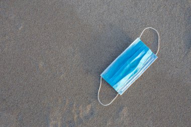 Kumsalda Covid maskeler takıyordu.