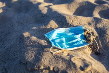 Kumsalda Covid maskeler takıyordu.