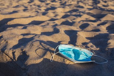 Kumsalda Covid maskeler takıyordu.