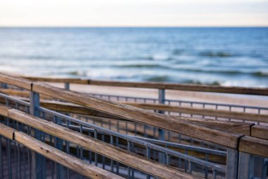 Sahile giden merdivenlerin manzarası.