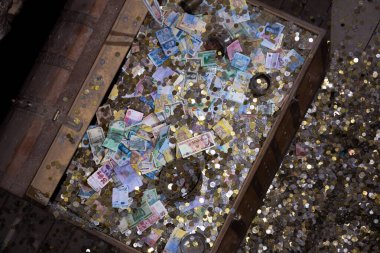 Kalenin hazinesinde bir sürü para ve banknot toplandı. Çok kötü bir durumdayken alındı.. 