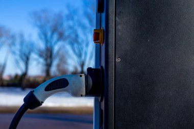 Elektrikli arabalar için sokak şarj istasyonu. Keskin gün ışığı durumu. Bulanık arkaplan