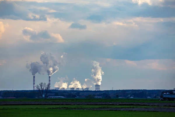 Una Vista Las Chimeneas Humeantes Una Central Eléctrica Carbón Lejana —  Fotos de Stock