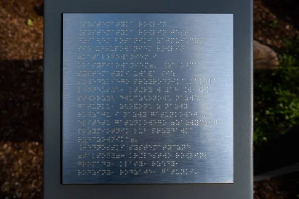 Park Bilgi Panosunda Braille Metni Örneği Fotoğraf Gün Işığında Çekilmiş — Stok fotoğraf