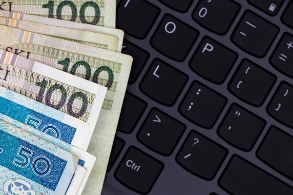 Ensemble Billets Polonais 100 Pln Disposés Sur Clavier Ordinateur Portable — Photo