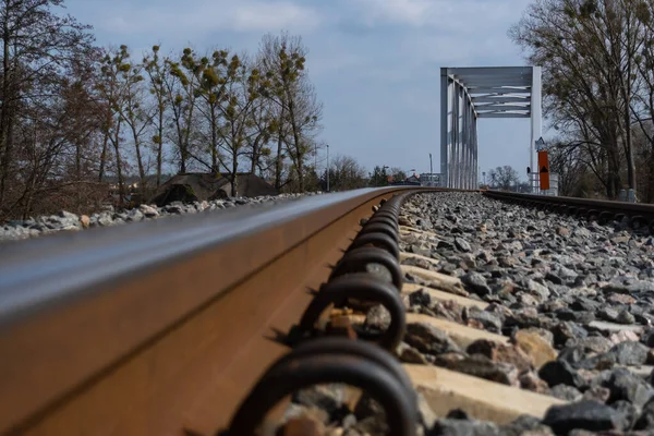 Close Sobre Trilhos Uma Ponte Ferroviária Foto Perspectiva Tirada Dia — Fotografia de Stock