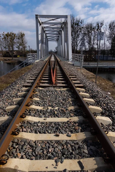 Close Sobre Trilhos Uma Ponte Ferroviária Foto Perspectiva Tirada Dia — Fotografia de Stock