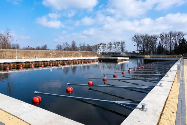 Leerer Yachthafen Parkboxen Mit Roten Bojen Hergestellt Mittags Einem Sonnigen — Stockfoto