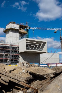 Halka açık bir tesisin şantiyesinde inşaat vinci. İnşaat alanında dissorder var. Fotoğraf güneşli bir günde çekildi..