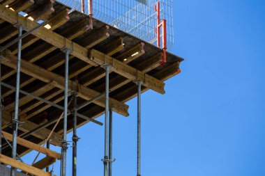 Yeni inşa edilmiş bir kamu hizmetleri binasının beton duvarlarında iskele var. Grodzisk Mazowiecki, Polonya. Fotoğraf güneşli bir günde çekildi..
