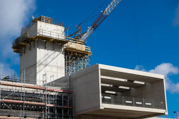 Halka açık bir tesisin şantiyesinde inşaat vinci. Grodzisk Mazowiecki, Polonya. Fotoğraf güneşli bir günde çekildi..