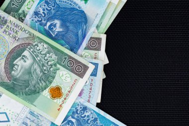 PLN 100 ve PLN 50 'nin Polonya banknotları siyah arka planda. Fotoğraf yumuşak yapay ışık altında çekildi
