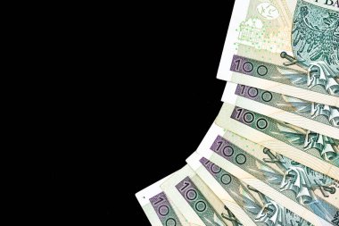 Siyah arka planda 100 PLN 'lik Polonya banknotları. Fotoğraf yumuşak yapay ışık altında çekildi