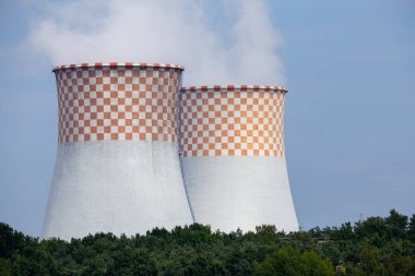 Kömürle çalışan bir santralin soğutma kulelerine yakın çekim. Fotoğraf, güneşli bir günde, iyi ışıklandırma koşullarıyla çekildi..