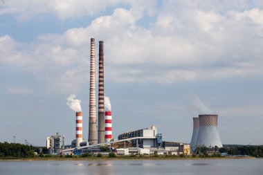 Kömürle çalışan santralin uzaktan görüşü. Fotoğraf, güneşli bir günde, iyi ışıklandırma koşullarıyla çekildi..