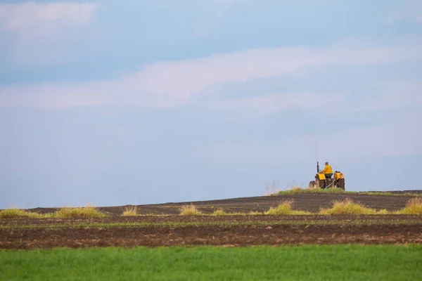 Jordbrukare Som Arbetar Gul Traktor Mot Bakgrund Himlen Åkerfält Böljande — Stockfoto