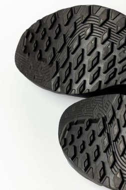 Beyaz arka planda çizme tabanı yürüyüşü. Sıkıştırma izinin ayrıntıları açıkça görülüyor. Fotoğraf yapay ışıklandırma altında çekildi.