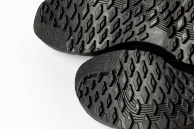 Beyaz arka planda çizme tabanı yürüyüşü. Sıkıştırma izinin ayrıntıları açıkça görülüyor. Fotoğraf yapay ışıklandırma altında çekildi.