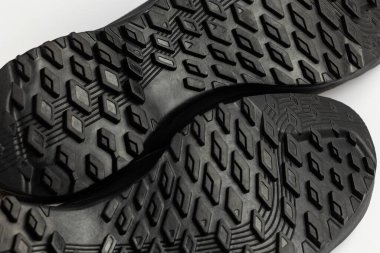 Beyaz arka planda çizme tabanı yürüyüşü. Sıkıştırma izinin ayrıntıları açıkça görülüyor. Fotoğraf yapay ışıklandırma altında çekildi.