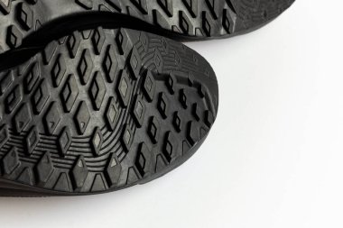 Beyaz arka planda çizme tabanı yürüyüşü. Sıkıştırma izinin ayrıntıları açıkça görülüyor. Fotoğraf yapay ışıklandırma altında çekildi.