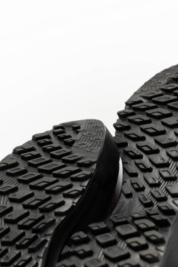 Beyaz arka planda çizme tabanı yürüyüşü. Sıkıştırma izinin ayrıntıları açıkça görülüyor. Fotoğraf yapay ışıklandırma altında çekildi.