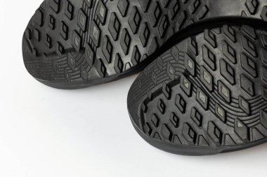 Beyaz arka planda çizme tabanı yürüyüşü. Sıkıştırma izinin ayrıntıları açıkça görülüyor. Fotoğraf yapay ışıklandırma altında çekildi.