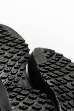 Beyaz arka planda çizme tabanı yürüyüşü. Sıkıştırma izinin ayrıntıları açıkça görülüyor. Fotoğraf yapay ışıklandırma altında çekildi.