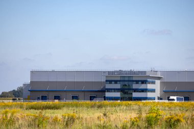 Lojistik merkezinin deposunun uzak bir görüntüsü. Fotoğraf güneşli bir günde çekildi..