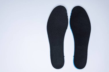 Ayakkabı beyaz arka plana yerleştirilir. Rahat ortopedik ayakkabı aksesuarları. Fotoğraf flaş ile çekildi.