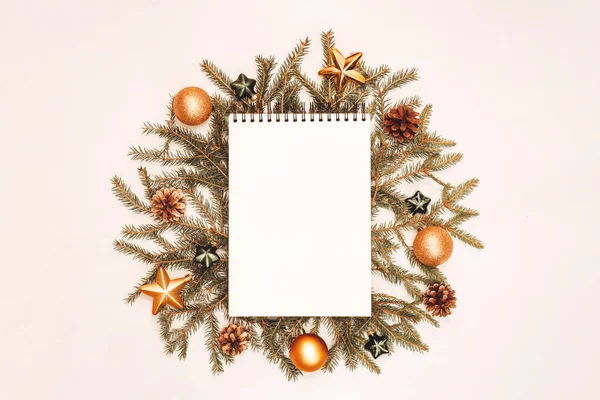 带有绿色和金色假日装饰的记事本 白色背景 圣诞及新年规划平铺概念 — 图库照片#