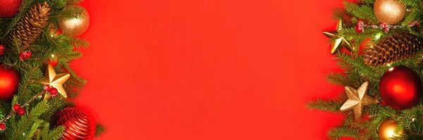 Fotokopi Alanı Olan Bir Noel Kırmızı Bir Pankartta Süslü Ladin — Stok fotoğraf
