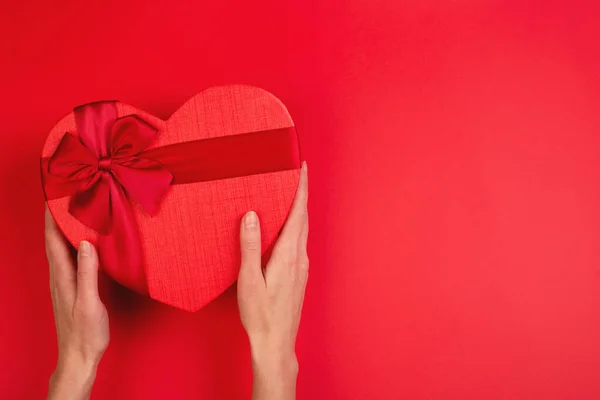 粉红浪漫的假日背景 手中拿着心形礼品盒 圣瓦伦丁节有文字空间的装饰卡片 — 图库照片#
