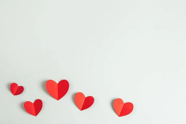 Kırmızı Kağıt Kalpli Kompozisyon Sevgililer Günü Için Kopya Alanı Olan — Stok fotoğraf