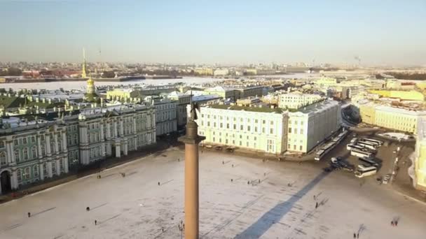 Letecký zimní pohled na Alexander sloup Angel, Palácové náměstí, Petrohrad — Stock video