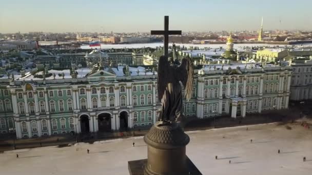 Luchtfoto winter close-up van Alexander Column Angel, Palace Square, Sint-Petersburg — Stockvideo