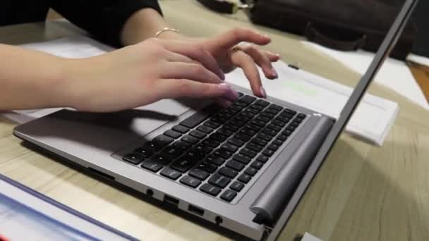 Mujer con clavo rosa está escribiendo muy rápido en el teclado del ordenador portátil. Ángulo holandés — Vídeos de Stock