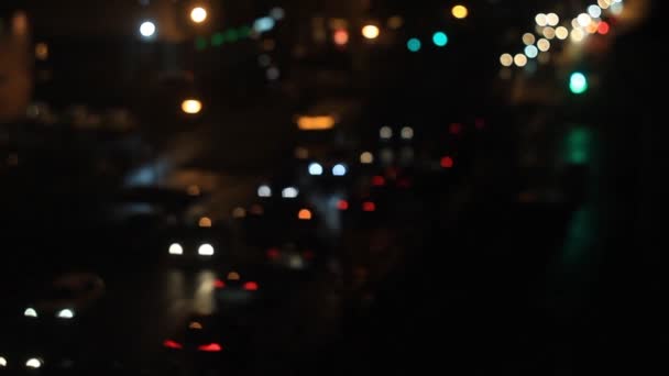 Stadsverkeer. Auto 's passeren. Abstracte bokeh achtergrond. — Stockvideo