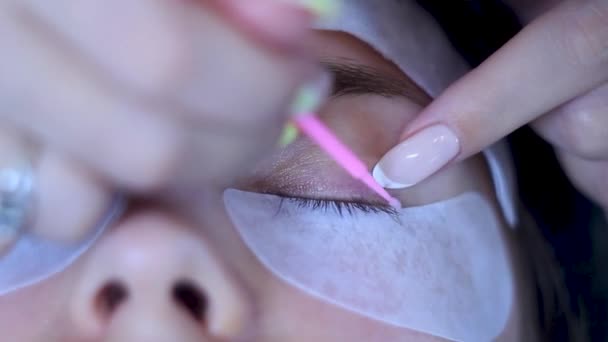 Närbild kosmetolog rengör fransar av kvinna innan fransförlängning förfarande — Stockvideo