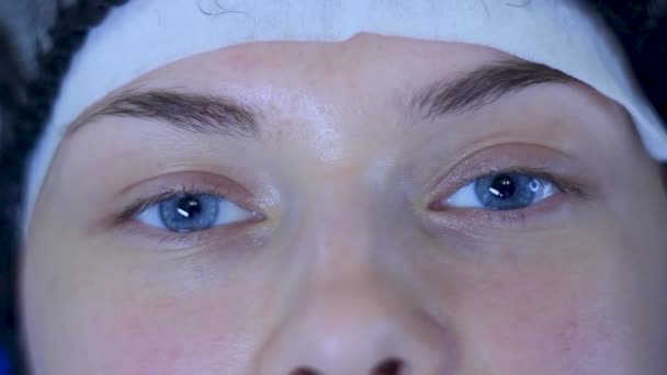 Cierre ANTES de las extensiones de pestañas. Mujer caucásica con ojos azules — Vídeo de stock