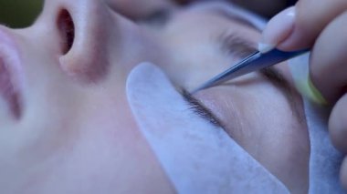 Kozmetik uzmanları beyaz kadına kirpik uzatıyor, güzellik prosedürü...