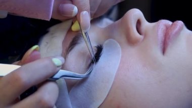 Kozmetik uzmanı kadına takma kirpik takıyor, güzellik prosedürü...