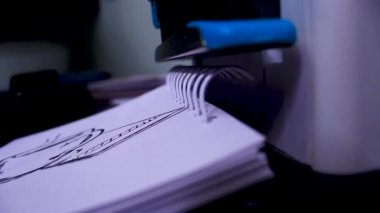 Kapalı Not Defteri ince metal tellerle bağlanmış. Spiral bağlı dizüstü bilgisayar