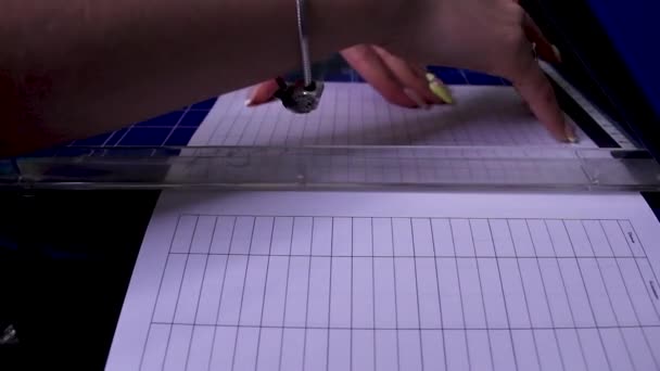 Hoja de papel de corte de manos femeninas con guillotina manual pequeña. Artes y oficios — Vídeos de Stock