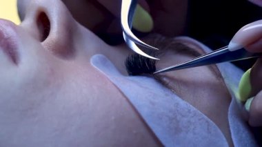 Kapatın. Beyaz kadın için kırbaç uzatma prosedürü. Prosedürü bitir