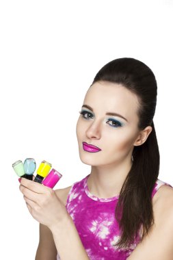 Pop sanat tarzı kız. Parlak renkler. Akılda kalıcı makyaj. Çok renkli çivi. Manikür.